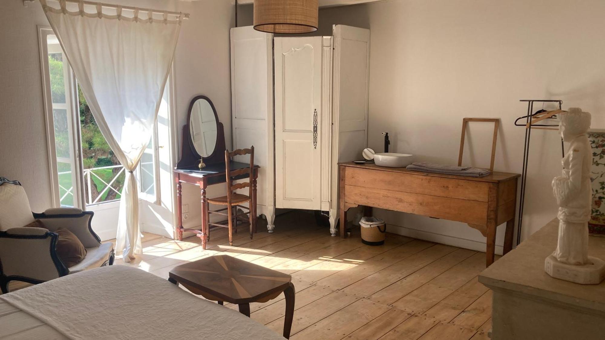 Mazette! Le Chateau Bed & Breakfast *